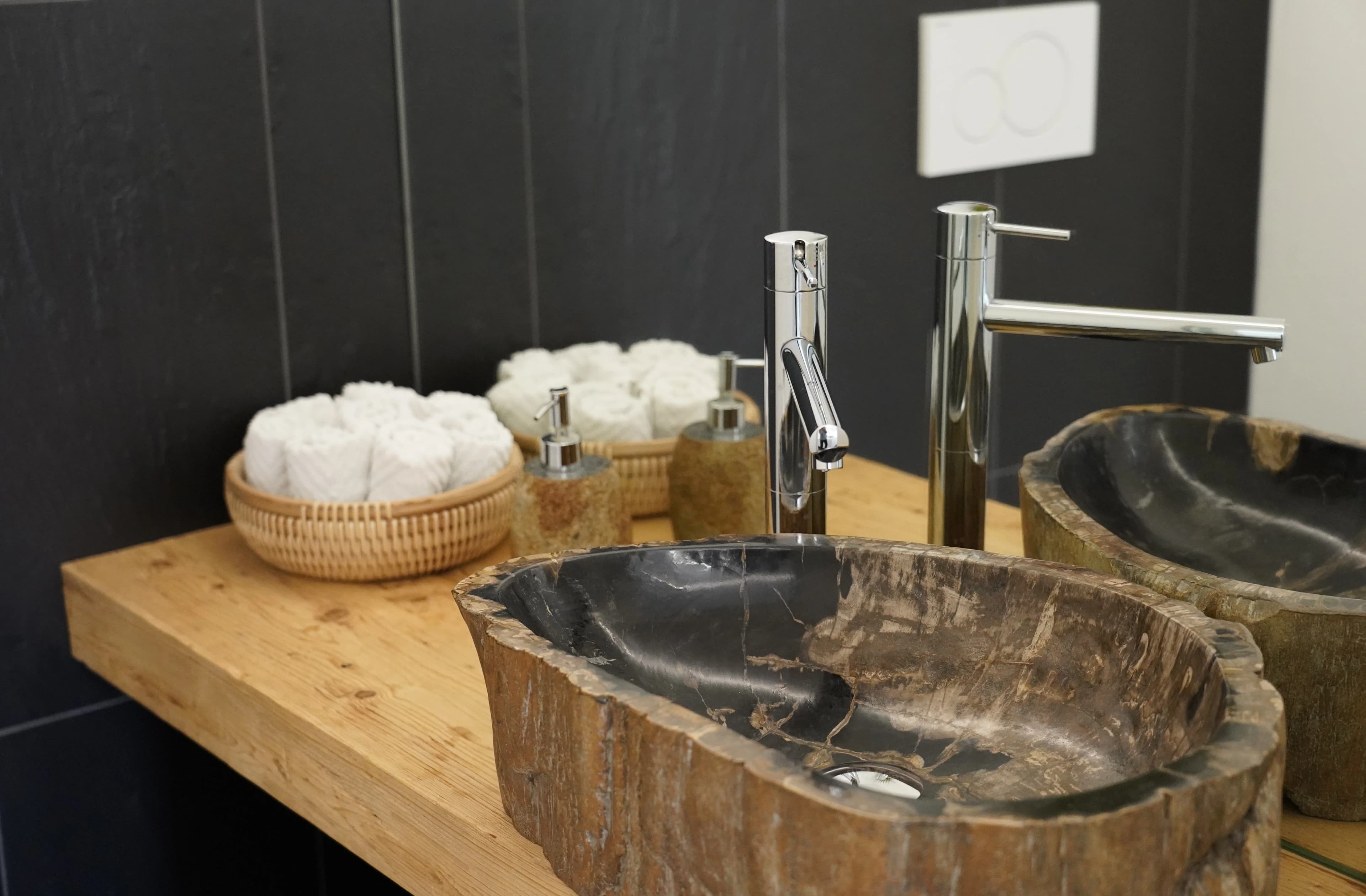 Waschbecken aus Naturstein – Praxis Keo Schrofer Trimmis